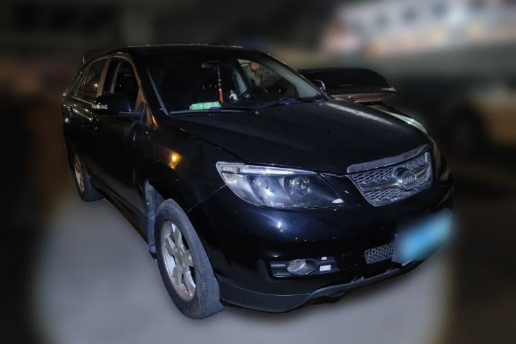 Used BYD S6 2014 2.0L Manual Luxury 7-Seater Front Right 45 Deg