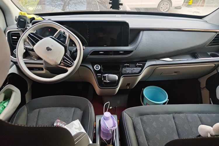 Used Sinotruk Pioneer V 2024 Multi-Function Version 2.0T Automatic Short Wheelbase Low Roof