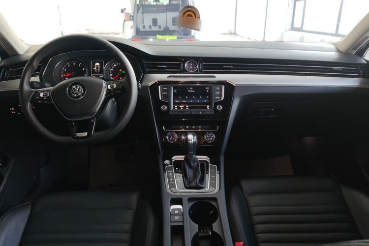 Used Volkswagen Magotan 2017 330TSI DSG Leading Model Center Console