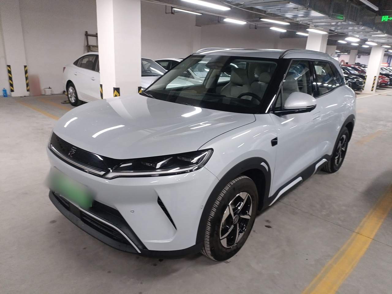 Под передней частью автомобиля