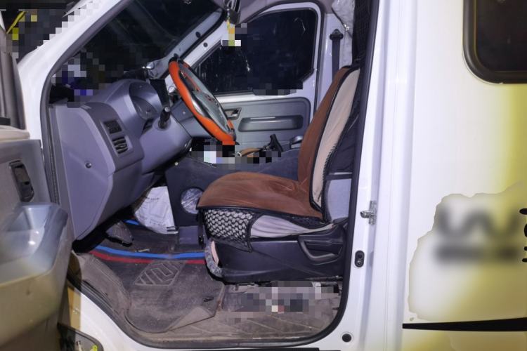 Used Wuling Yangguang 2024 300km Comfort-Grade Passenger Van 60kW
