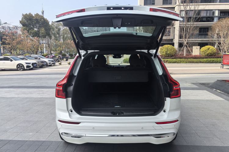 Used Volvo XC60 2023 B5 4x4 Smart Luxury Edition
