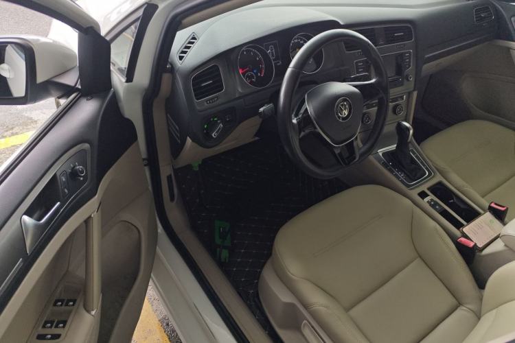 Used Volkswagen Golf 2016 230TSI Automatic Comfort Version
