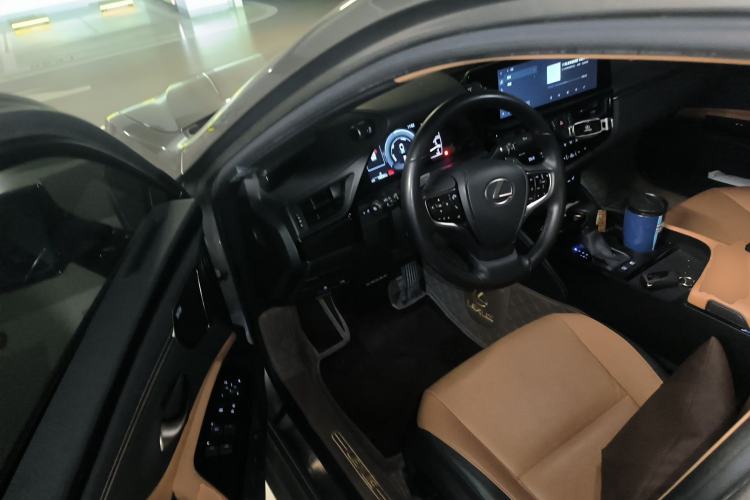 Used Lexus ES 2022 300h Excellence Edition Driver Seat