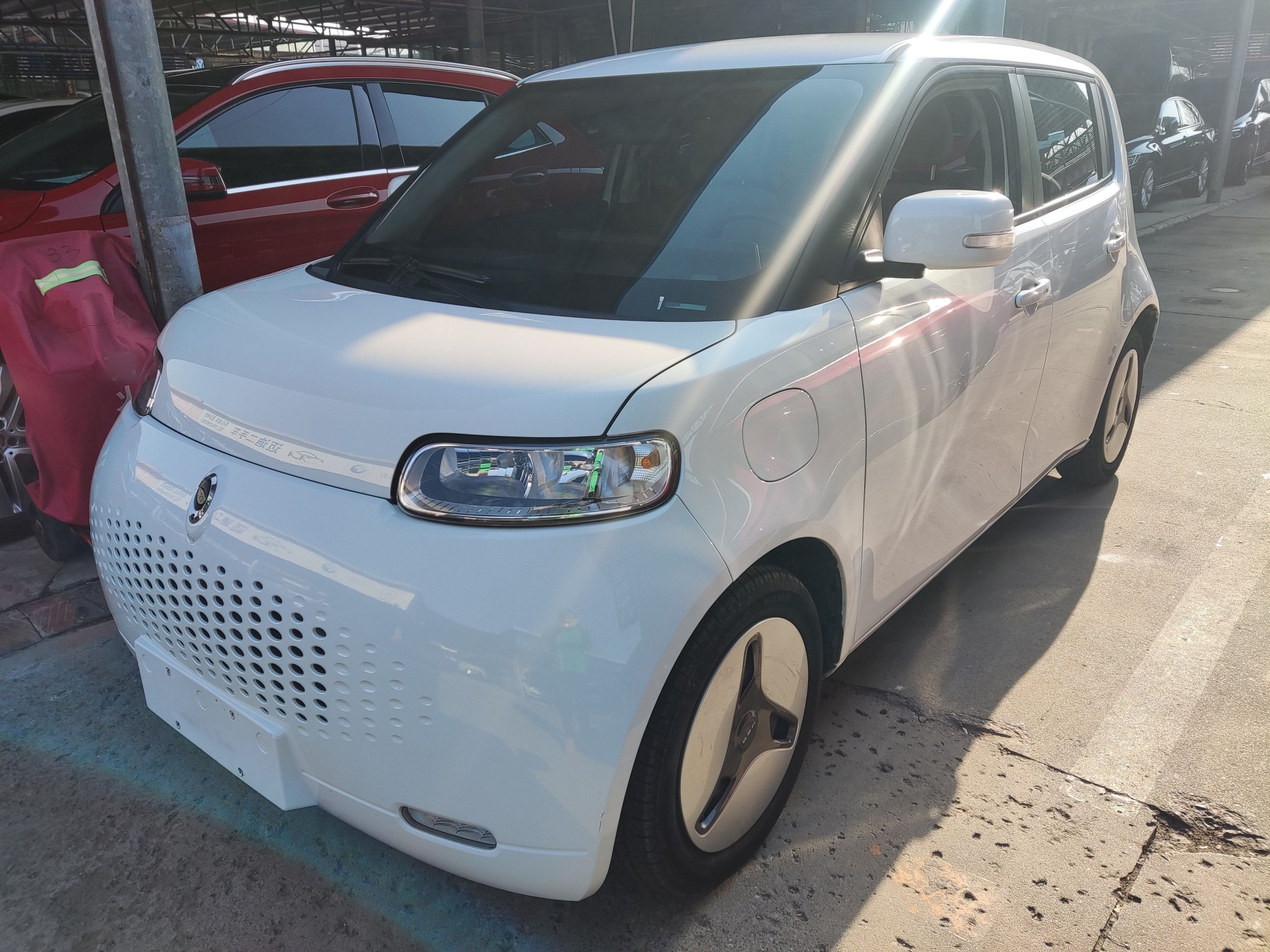 Под передней частью автомобиля