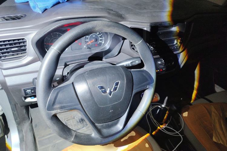 Used Wuling Hongguang V 2019 1.5L Jingqu Edition Sealed-Window Vehicle China VI LAR Steering Wheel
