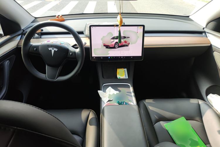 Used Tesla Model Y 2023 Long-Range All-Wheel-Drive Version Center Console