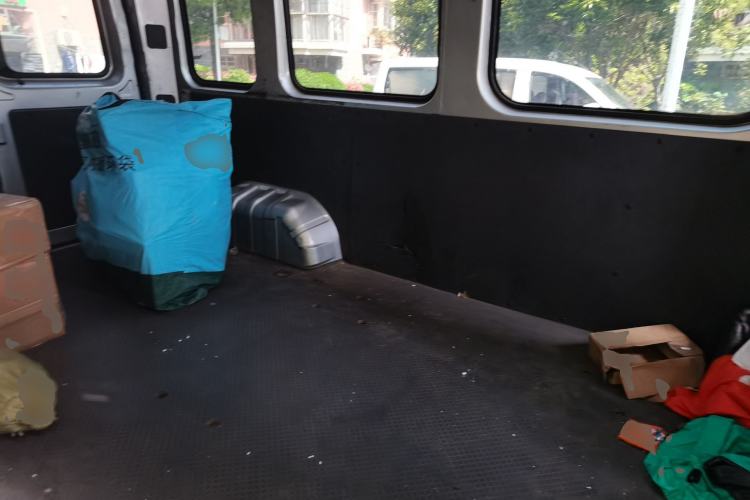 Used Dongfeng Yufeng 2023 V9+ 2.0T Manual Front-Wheel-Drive Multi-Function Mid-Roof Van with 7/8/9 Seats Left Rear Seat