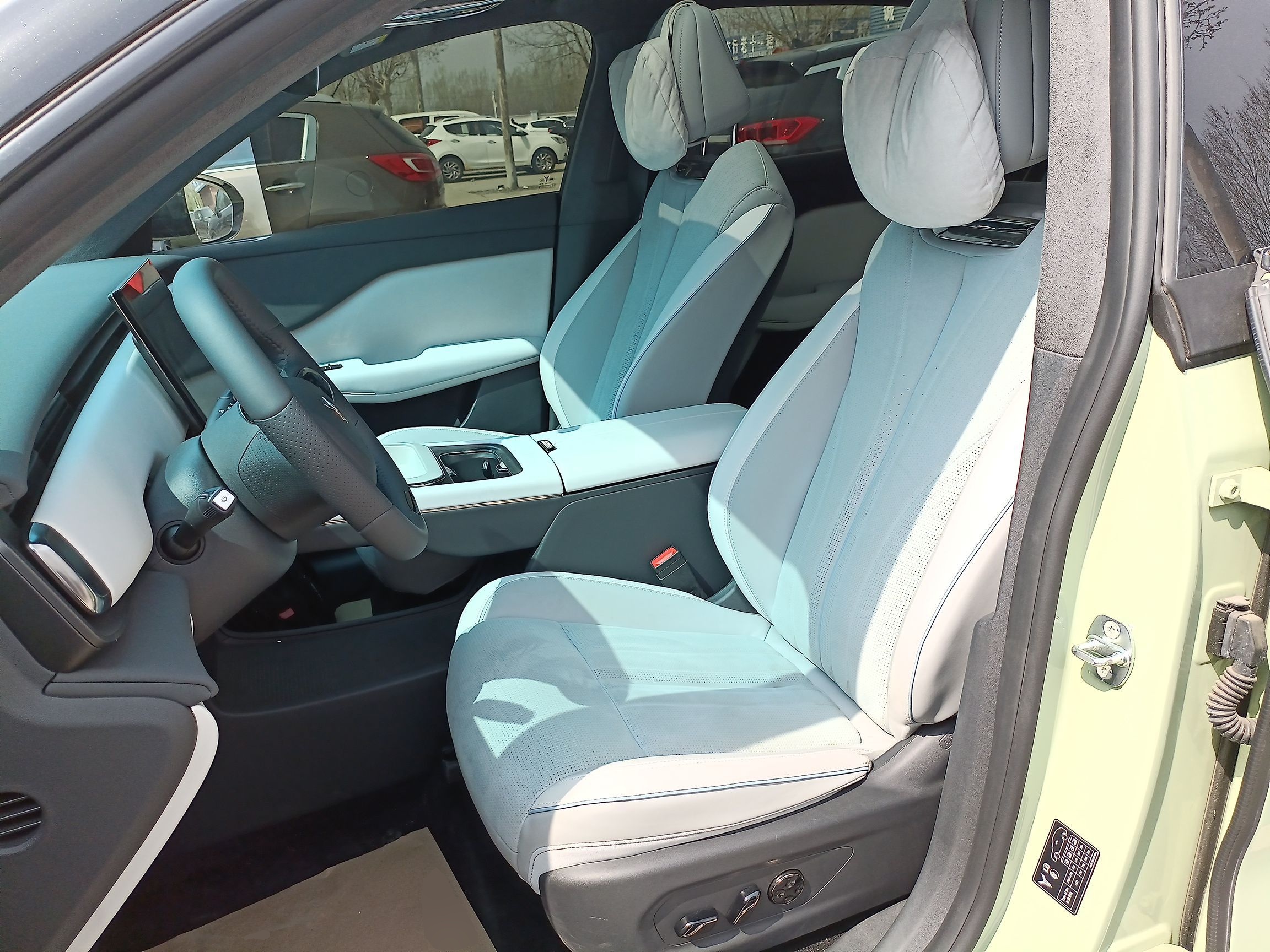 المقاعد الأمامية داخل السيارة