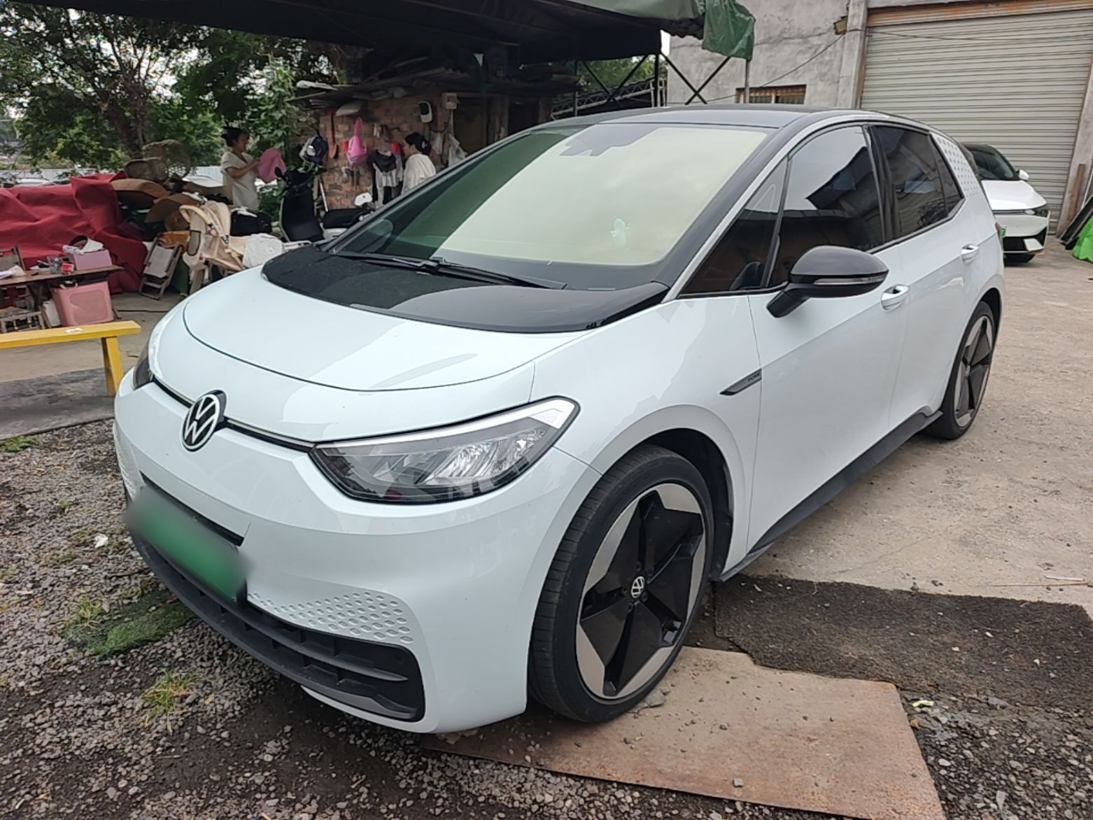 Под передней частью автомобиля