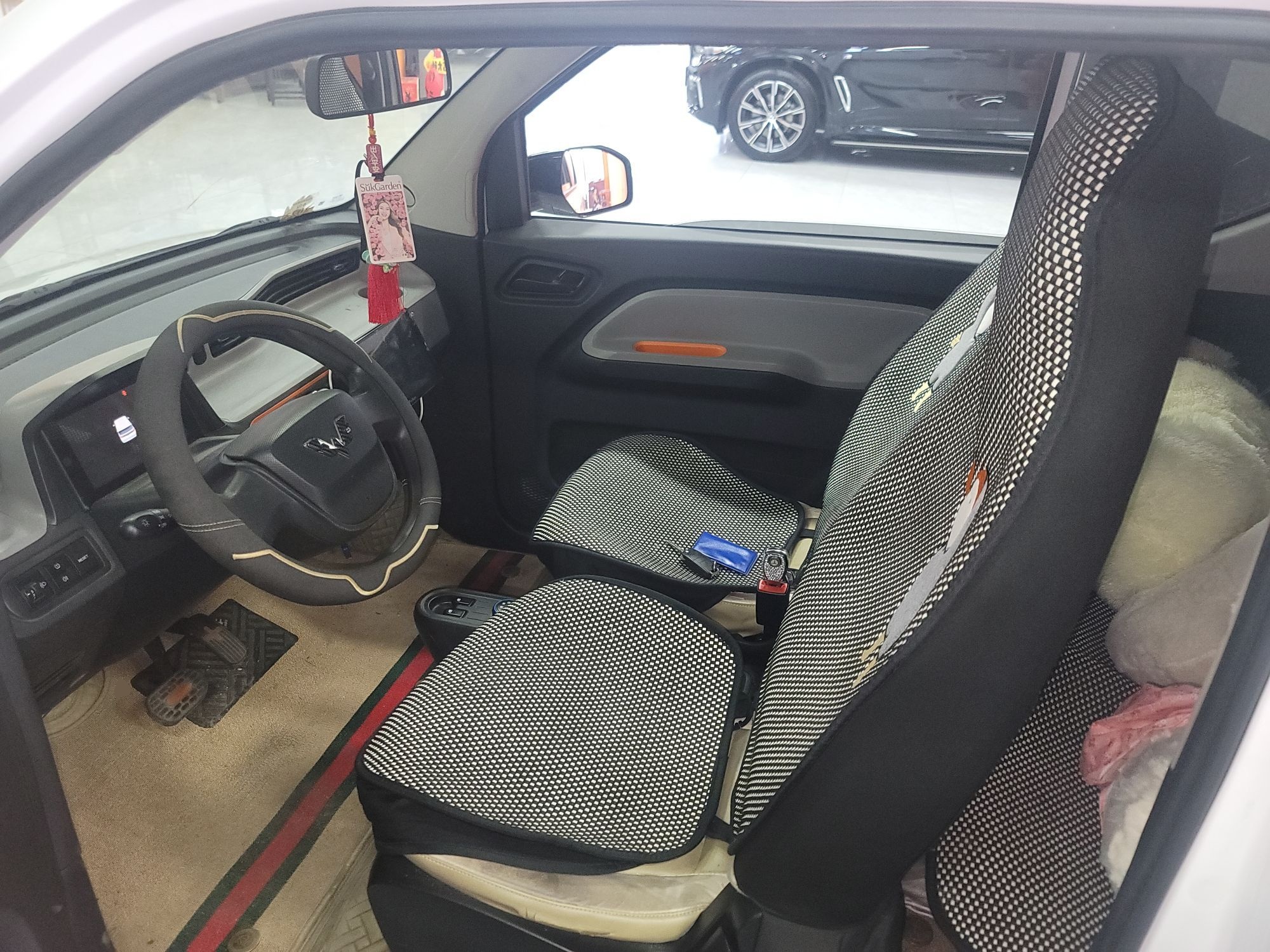 Переднее сиденье в автомобиле