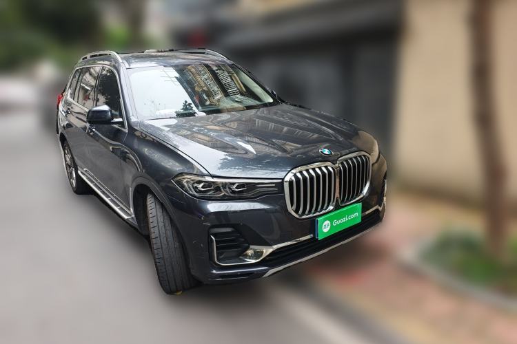 Used BMW X7 2021 xDrive40i Luxury Package with Leading Features Front Right 45 Deg