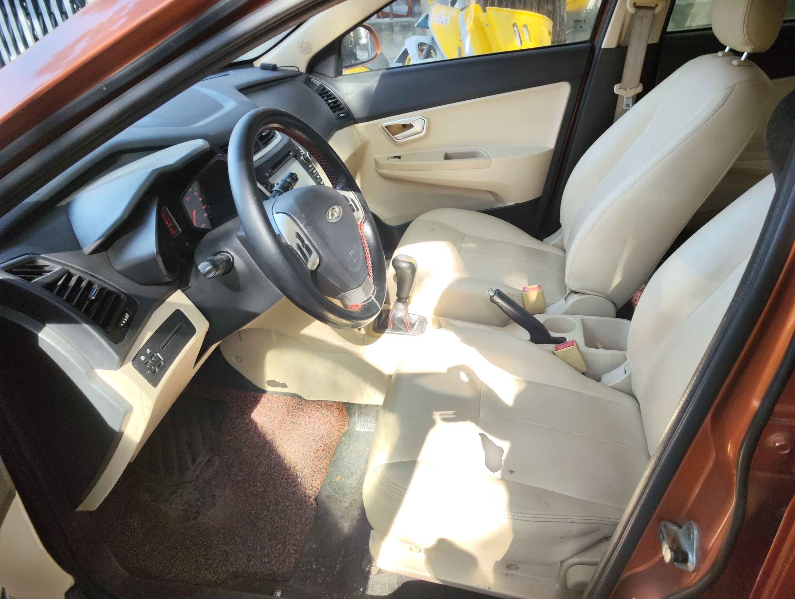 المقاعد الأمامية داخل السيارة