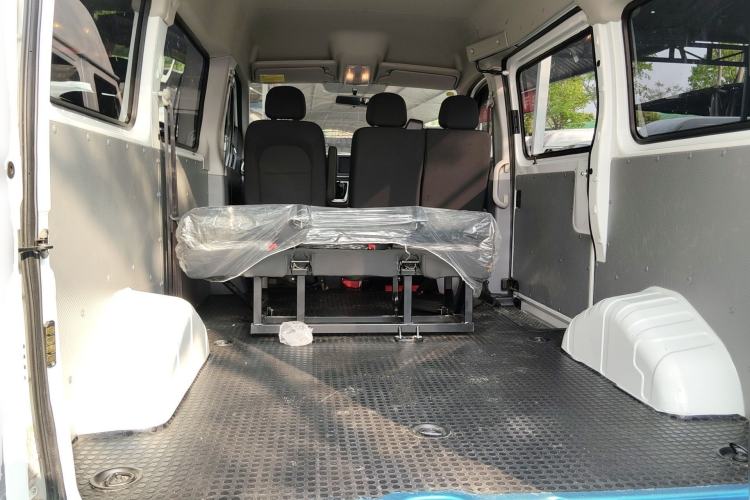 Used SAIC MAXUS Xintu V80 2024 Aotong Value Edition 6AMT Short Wheelbase Mid-Roof Model 127 Ps 5/6 Seats
