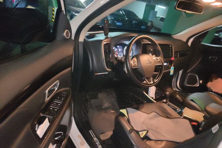 Used Mitsubishi Outlander 2018 2.4L 4x4 Luxury Edition 7-Seater
