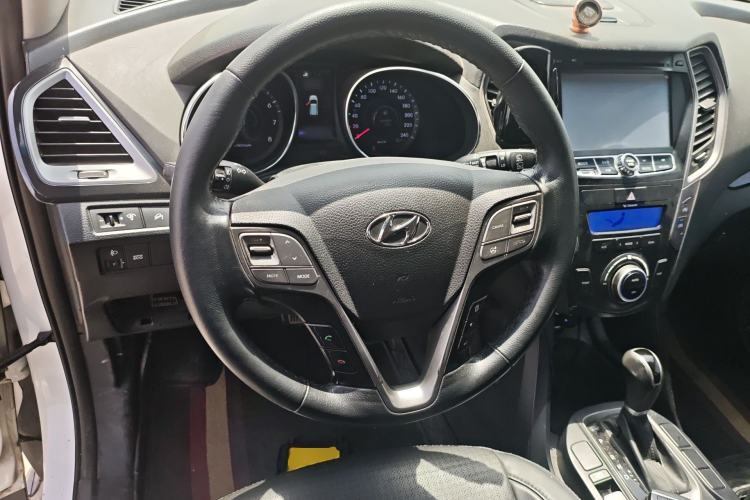 Used Hyundai Santa Fe 2013 2.4L Automatic Two-Wheel Drive Smart Version Steering Wheel
