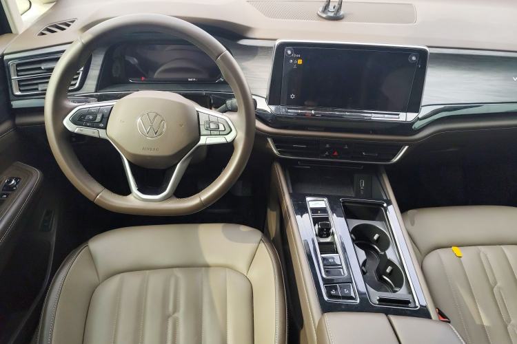 Used Volkswagen Viloran 2023 Facelift 330TSI Luxury Edition Center Console