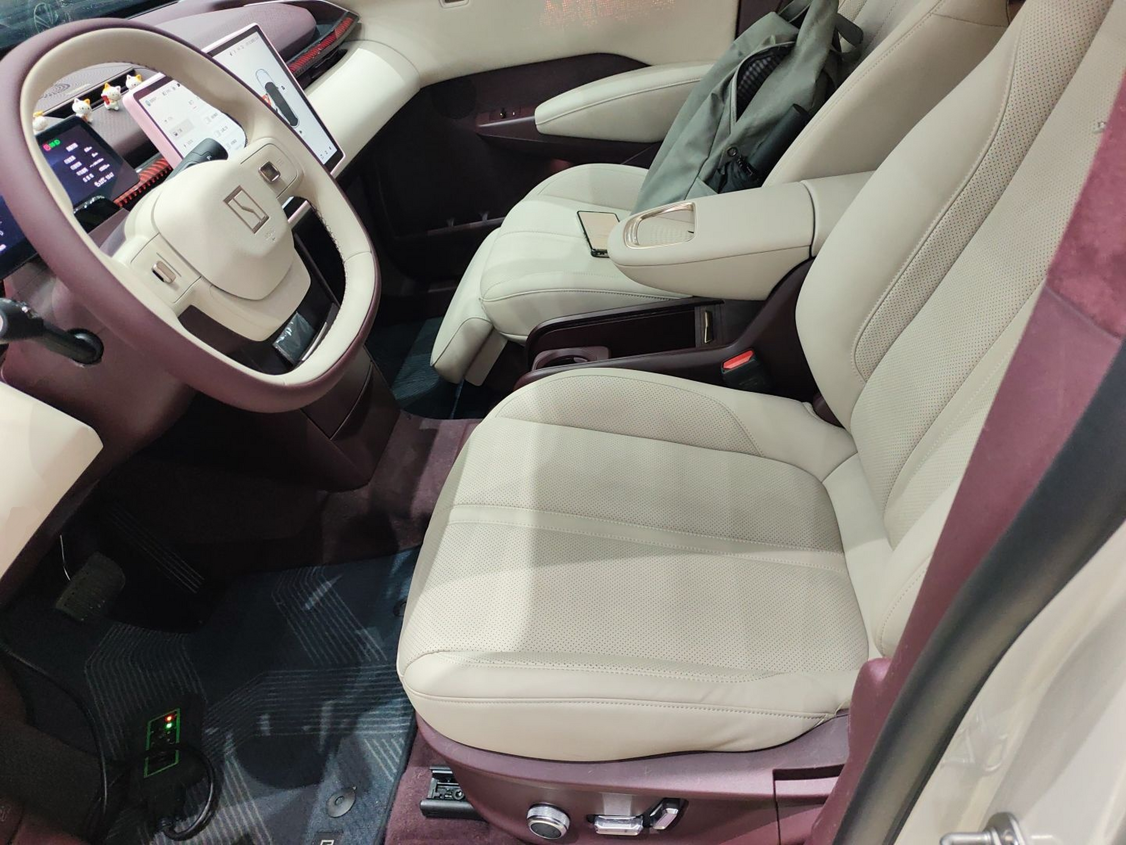 المقاعد الأمامية داخل السيارة