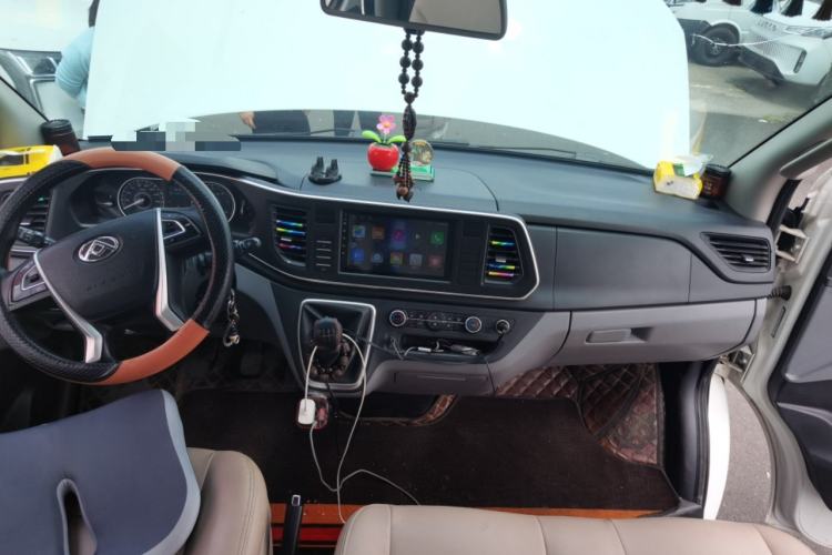 Used SAIC MAXUS Xintu V80 2024 Aotong Value Edition 6MT Short Wheelbase Ultra-Low Roof 127 Ps 7/8/9-Seater Center Console