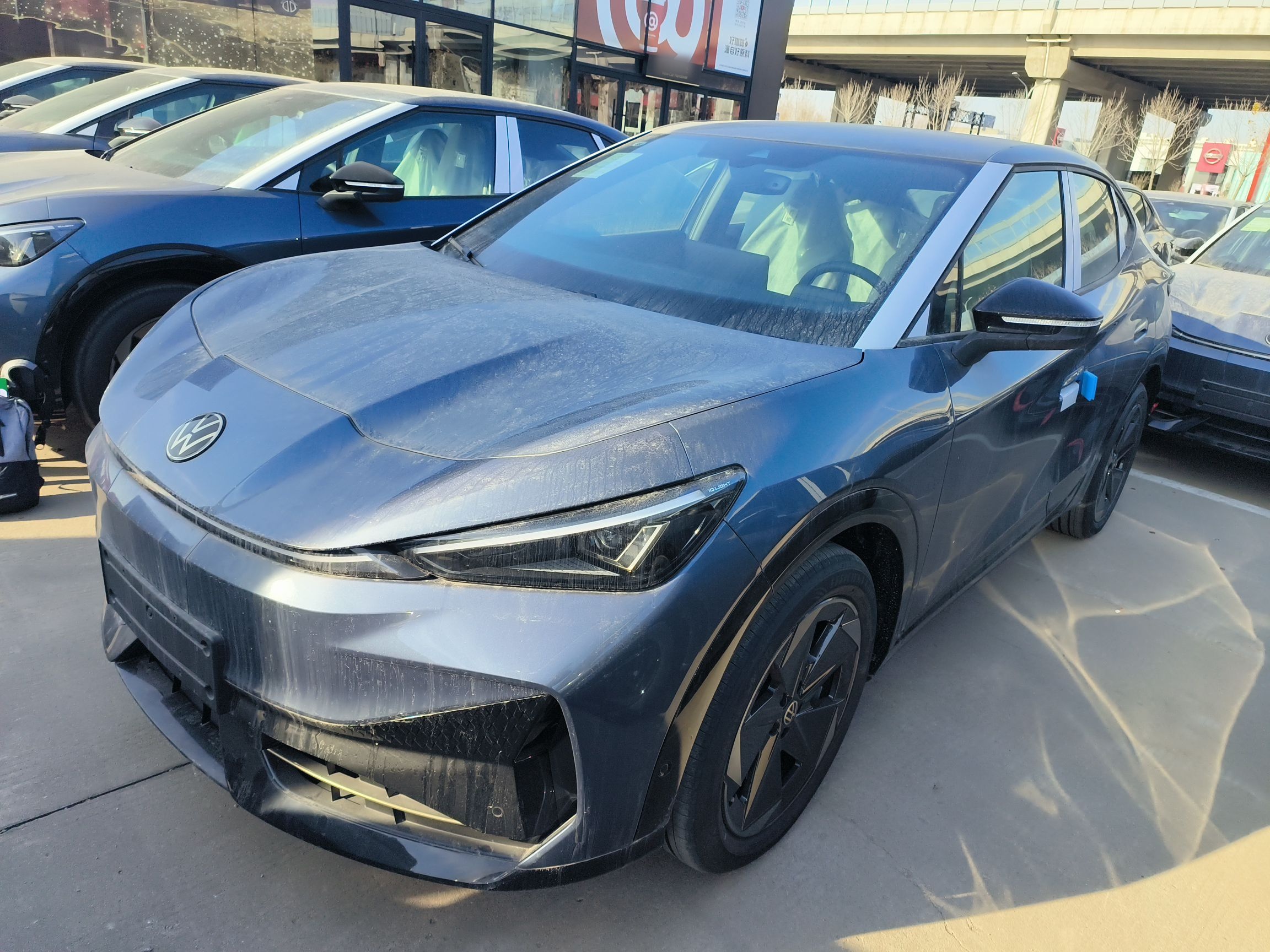 Под передней частью автомобиля