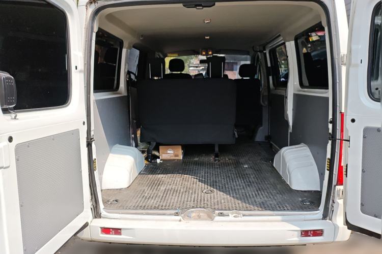 Used SAIC MAXUS Xintu V80 2023 2.0T AMT Classic Aoyuntong Short Wheelbase Ultra-Low Roof 5/6-Seater