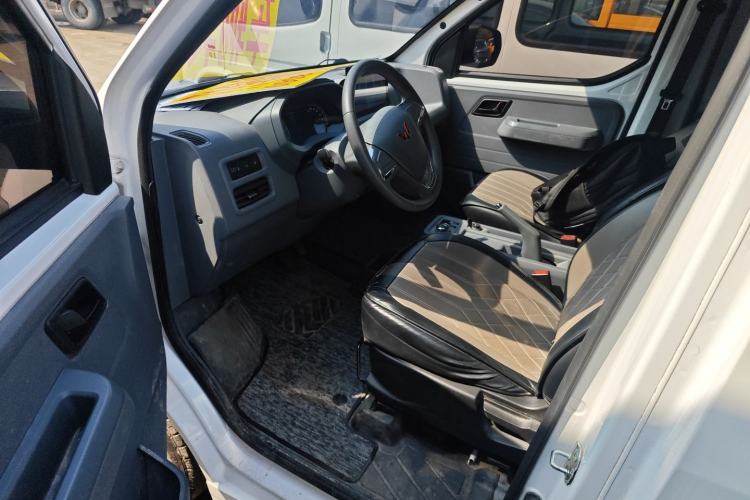 Used Wuling Yangguang 2024 300km Comfort-Grade Passenger Van 60kW