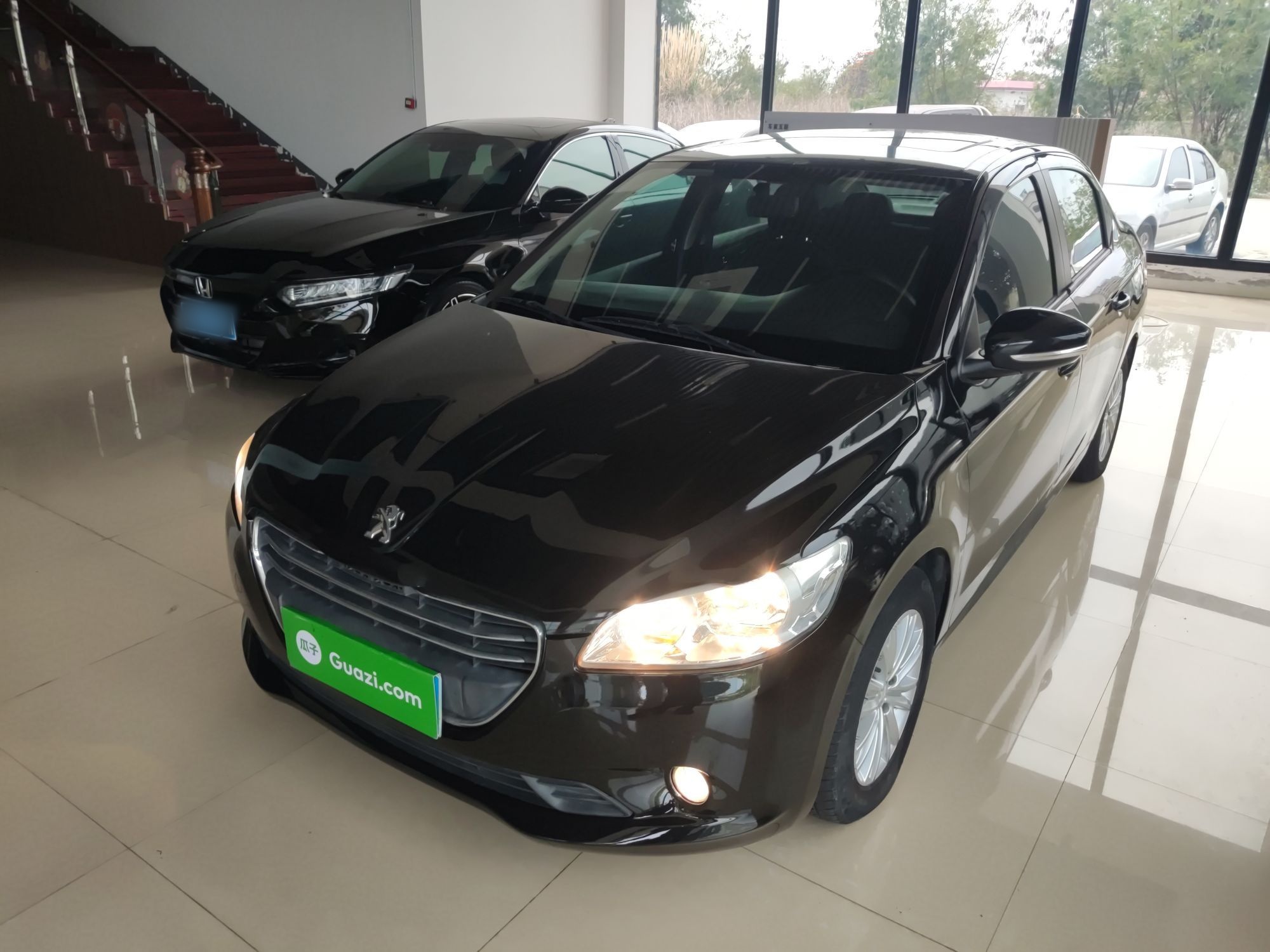 Под передней частью автомобиля