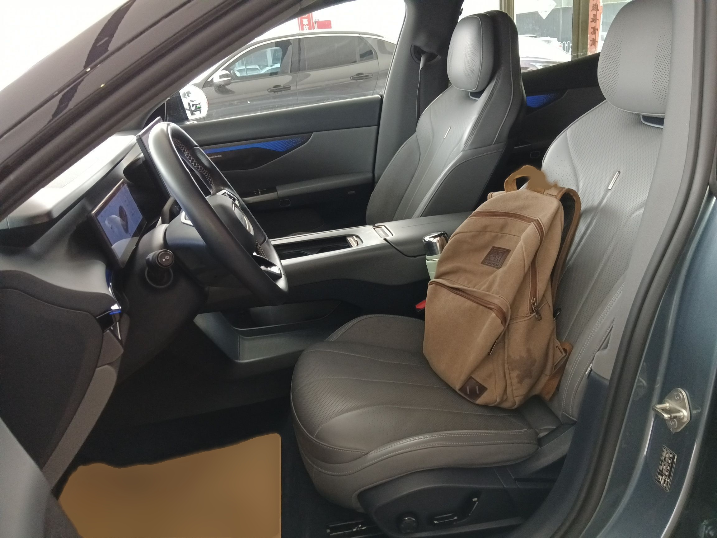 Переднее сиденье в автомобиле