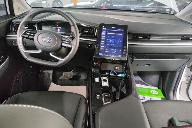 Used Hyundai Custo 2024 270TGDi LUX Prestige Edition Center Console