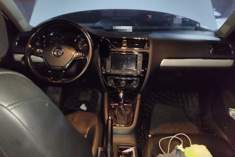 Used Volkswagen Sagitar 2015 1.6L Automatic Comfort Model Center Console