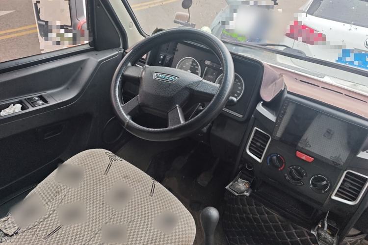 Used Iveco Daily 2021 2.5T V35 2-3 Seater Short Wheelbase Mid-Roof Design Dual Tires Manual Doors