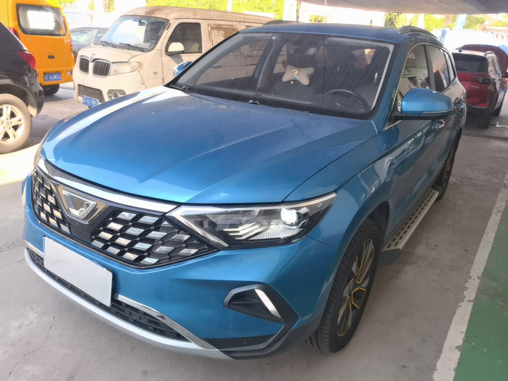 Под передней частью автомобиля