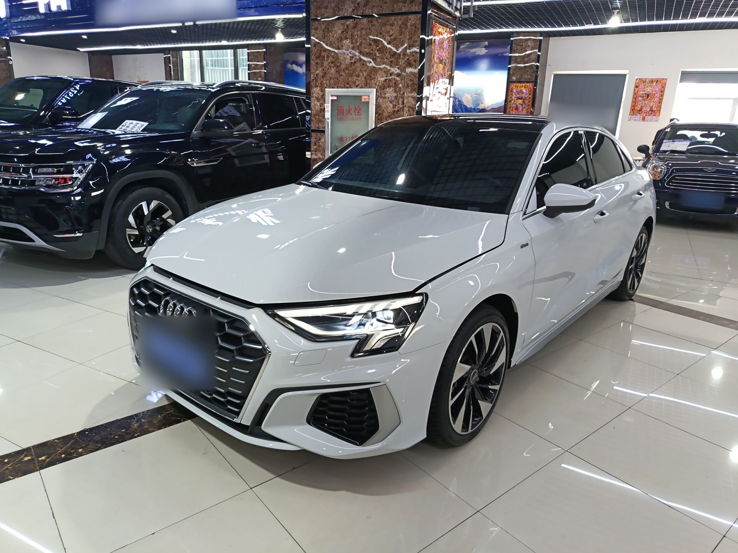 تحت مقدمة السيارة