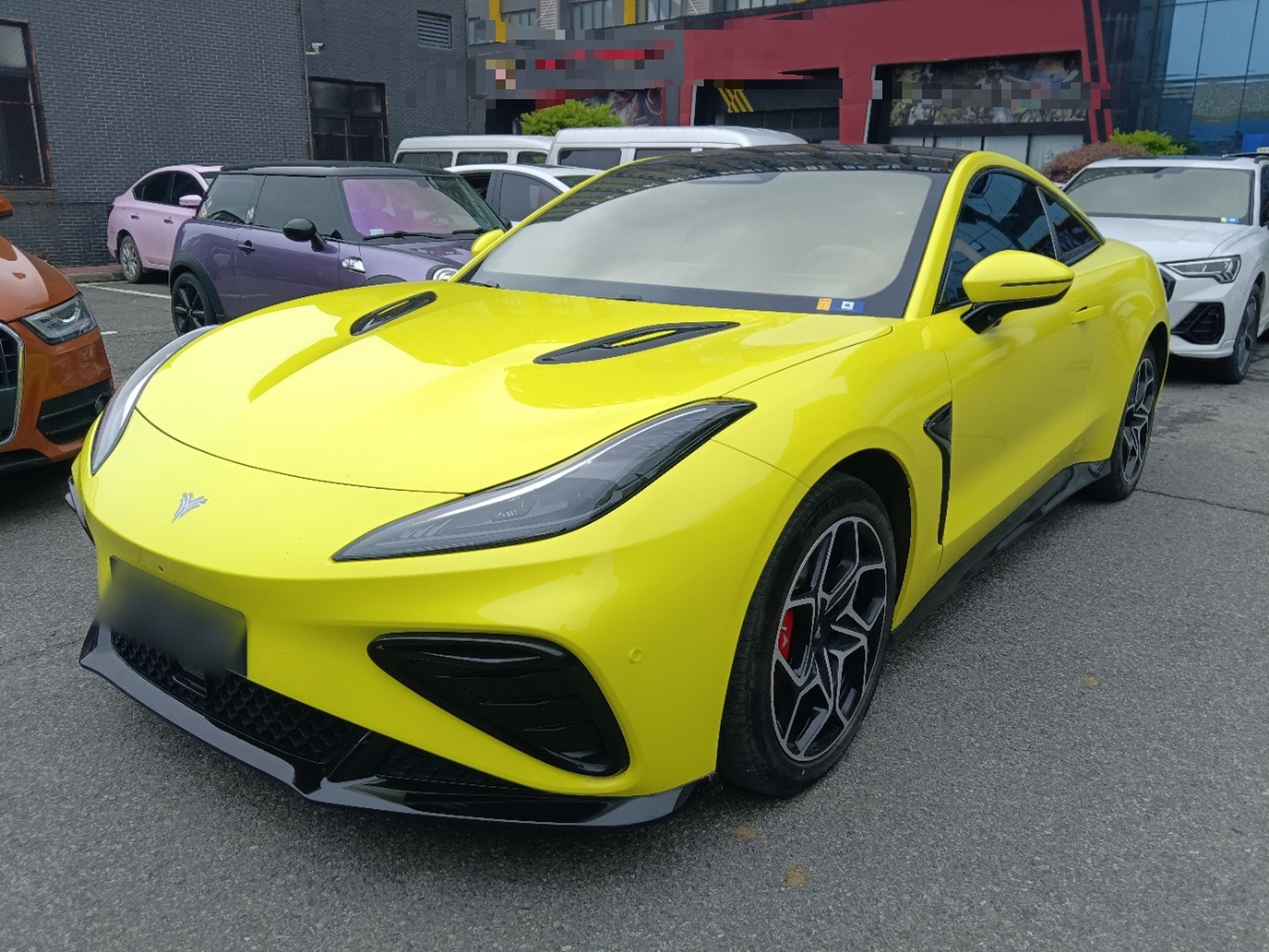 تحت مقدمة السيارة