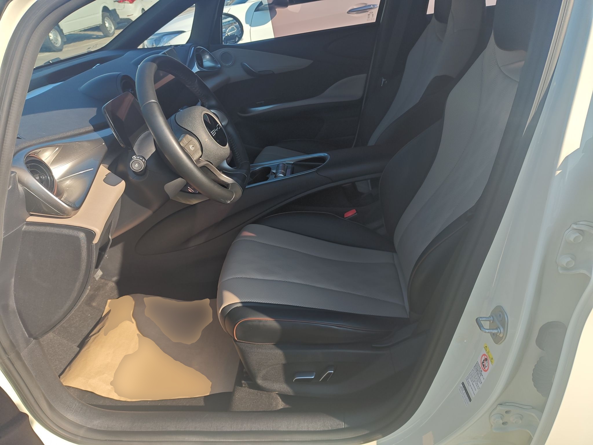 المقاعد الأمامية داخل السيارة