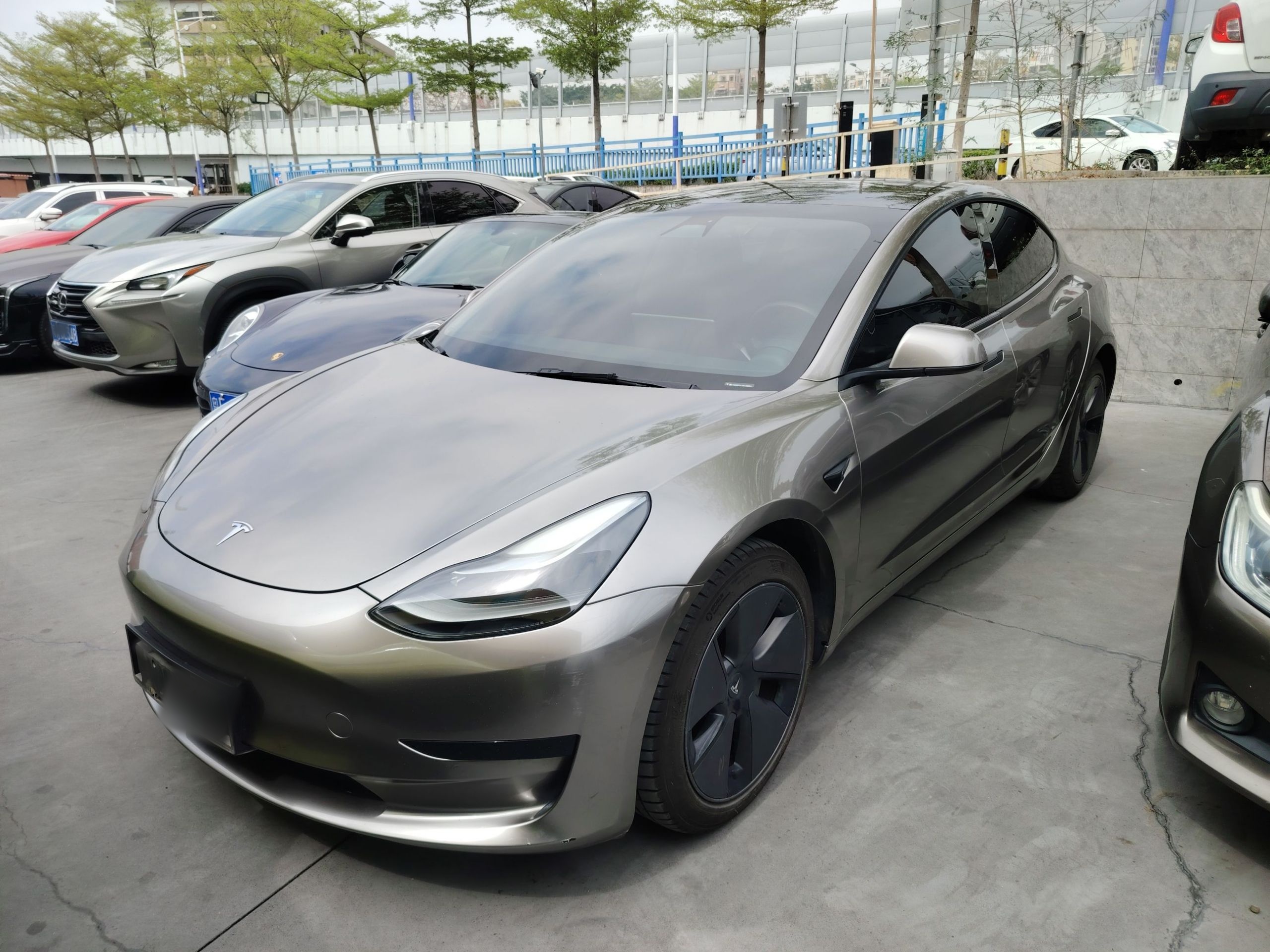 Под передней частью автомобиля