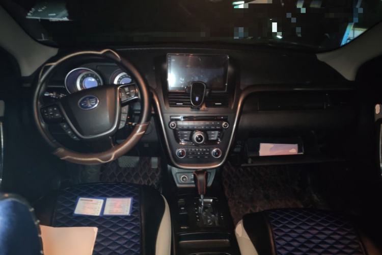 Used Bestune X80 2015 1.8T Automatic Luxury Model Center Console