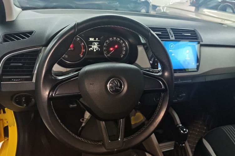 Used Skoda Fabia 2015 1.6L Automatic Sport Edition Center Console