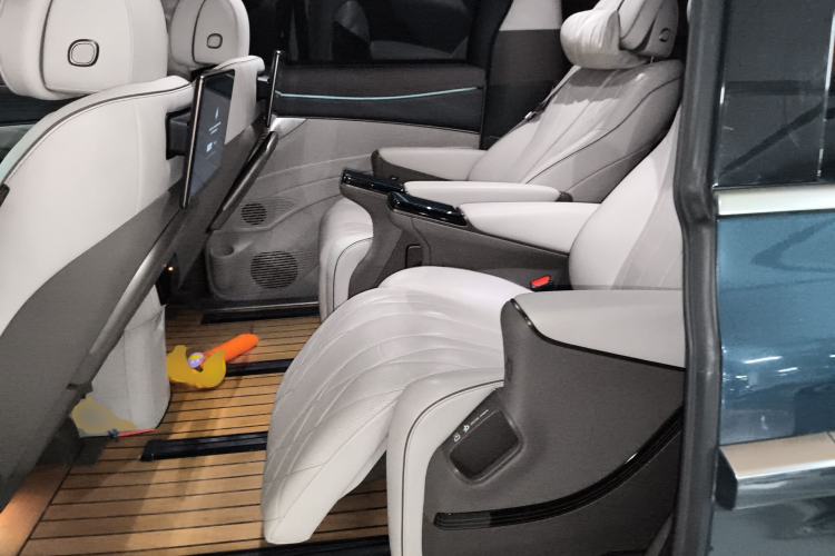 Used Denza D9 2022 DM-i 970 Four-Wheel Drive Flagship Model Left Rear Seat