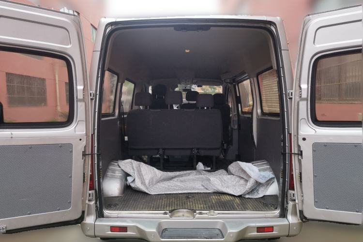 Used SAIC MAXUS Xintu V80 2018 2.5T 6-Speed Manual Aoyuntong Short Wheelbase Mid-Height 5-6 Seater Trunk