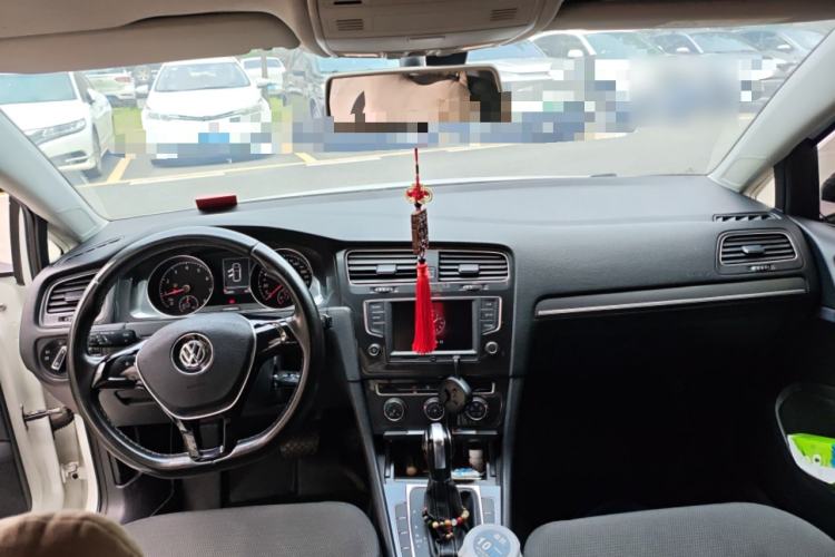 Used Volkswagen Golf 2017 230TSI Automatic Comfort Edition – Celebrating Milestone of One Million Units Center Console