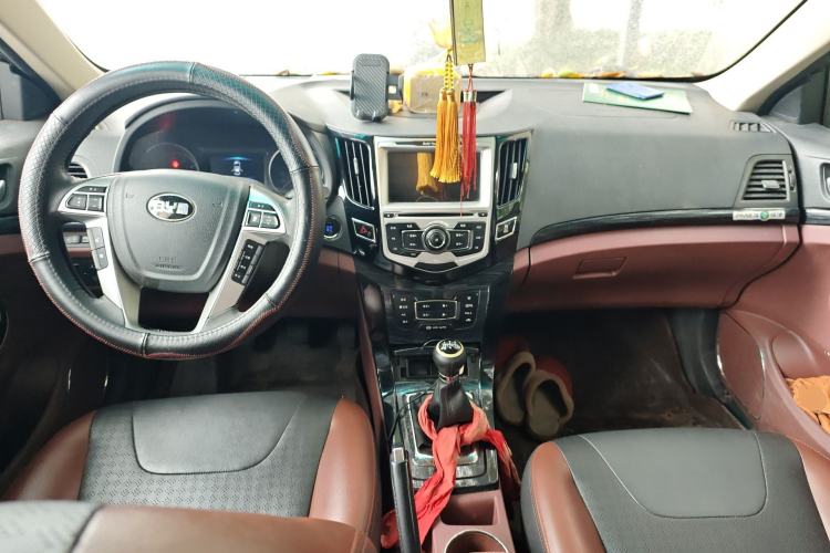 Used BYD Surui 2015 Revised Version 1.5L Manual Luxury Edition Center Console
