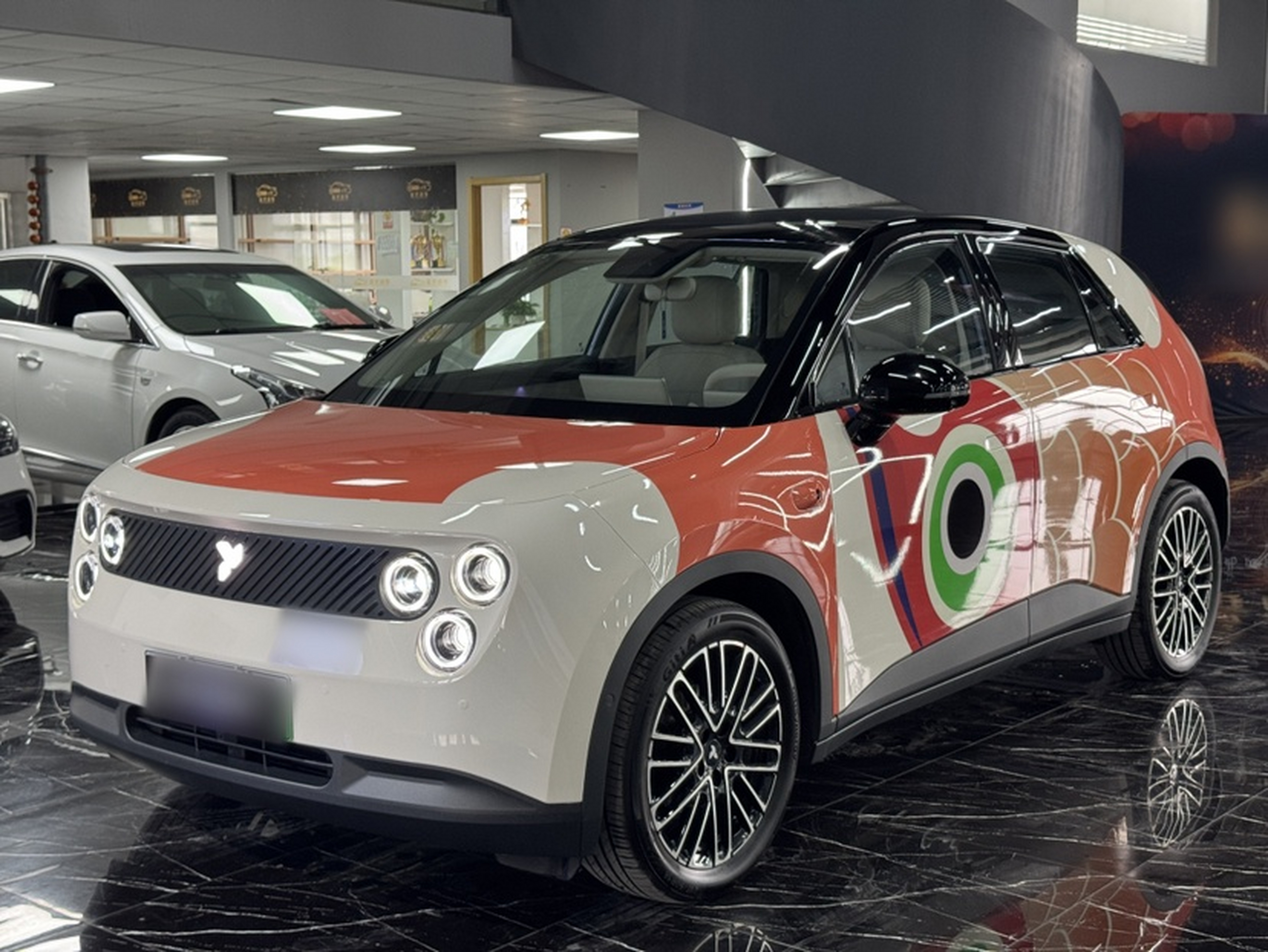 تحت مقدمة السيارة