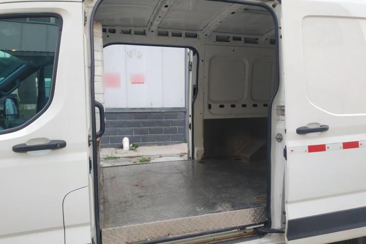 Used SAIC MAXUS Xintu V90 2022 2.0T Manual VAN Rear-Drive Extended Wheelbase High Roof with Dual Rear Tires 3-Seater
