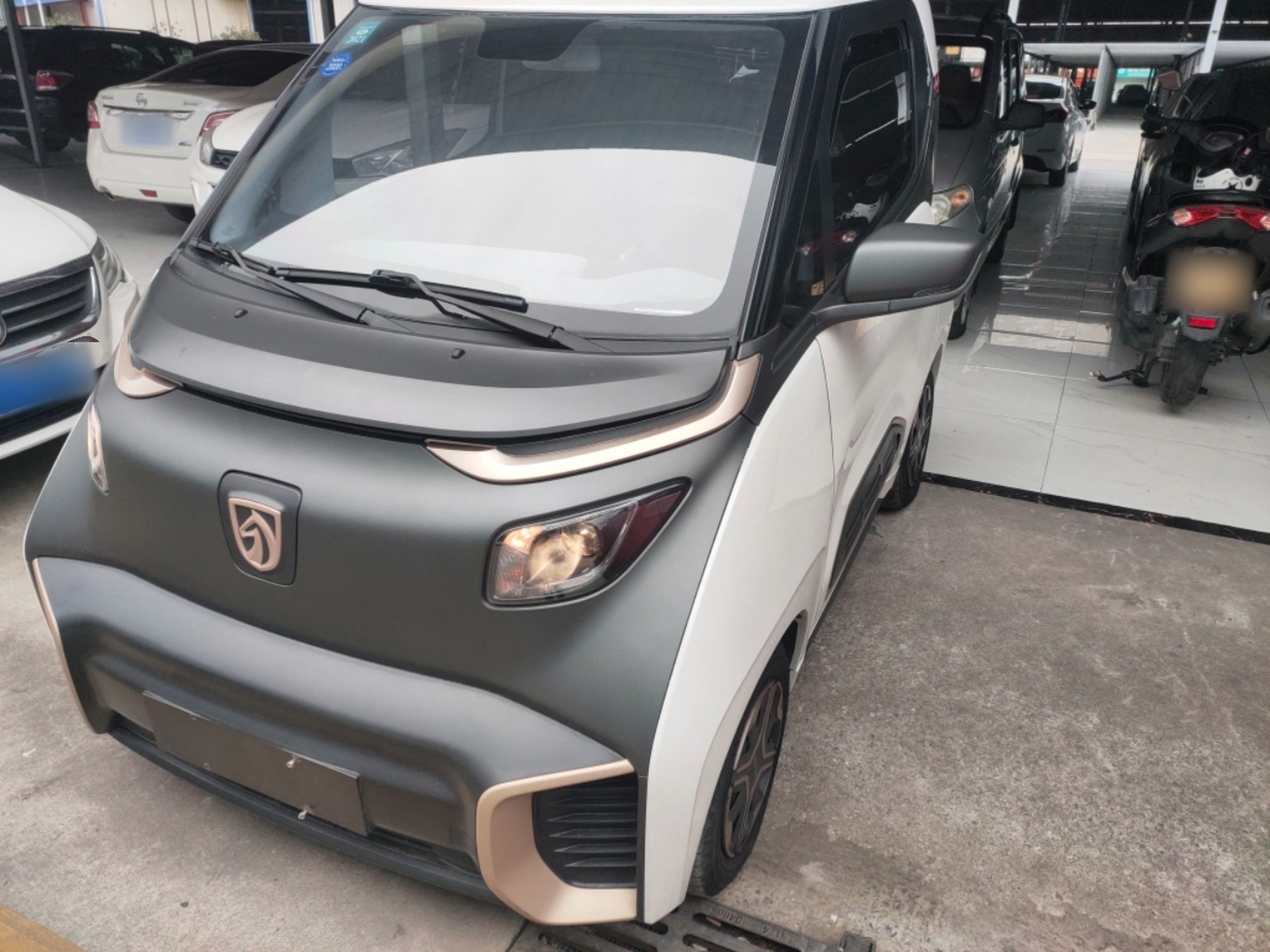 تحت مقدمة السيارة