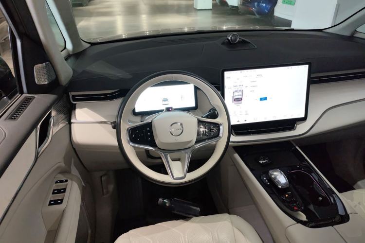 Used Volvo EM90 2025 Ultra Six-Seater
