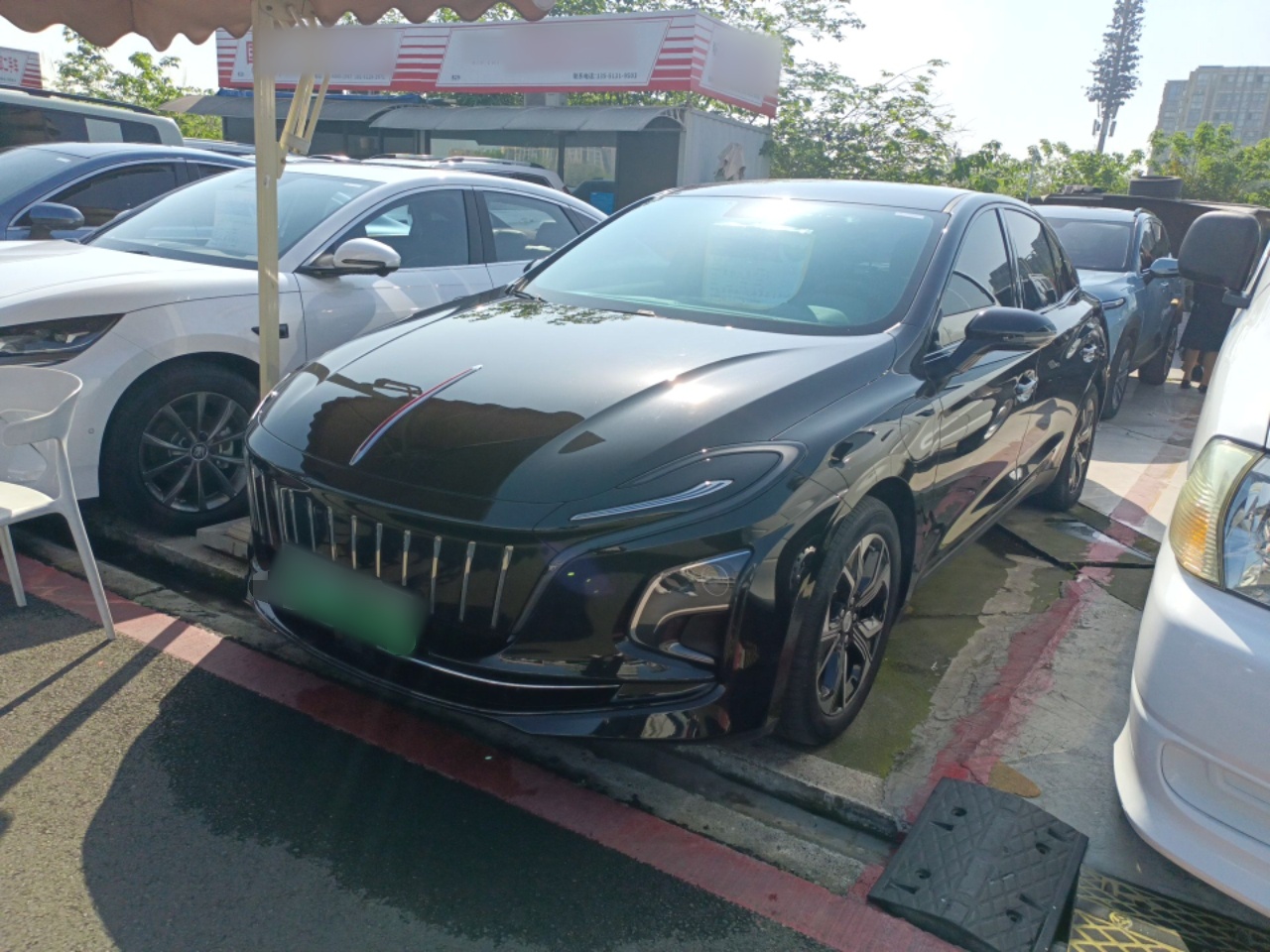 تحت مقدمة السيارة