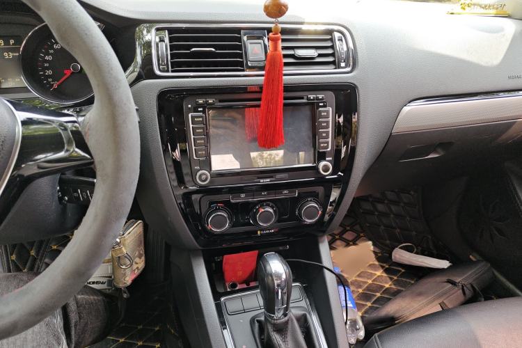 Used Volkswagen Sagitar 2015 1.6L Automatic Comfort Model Audio And AC Panel