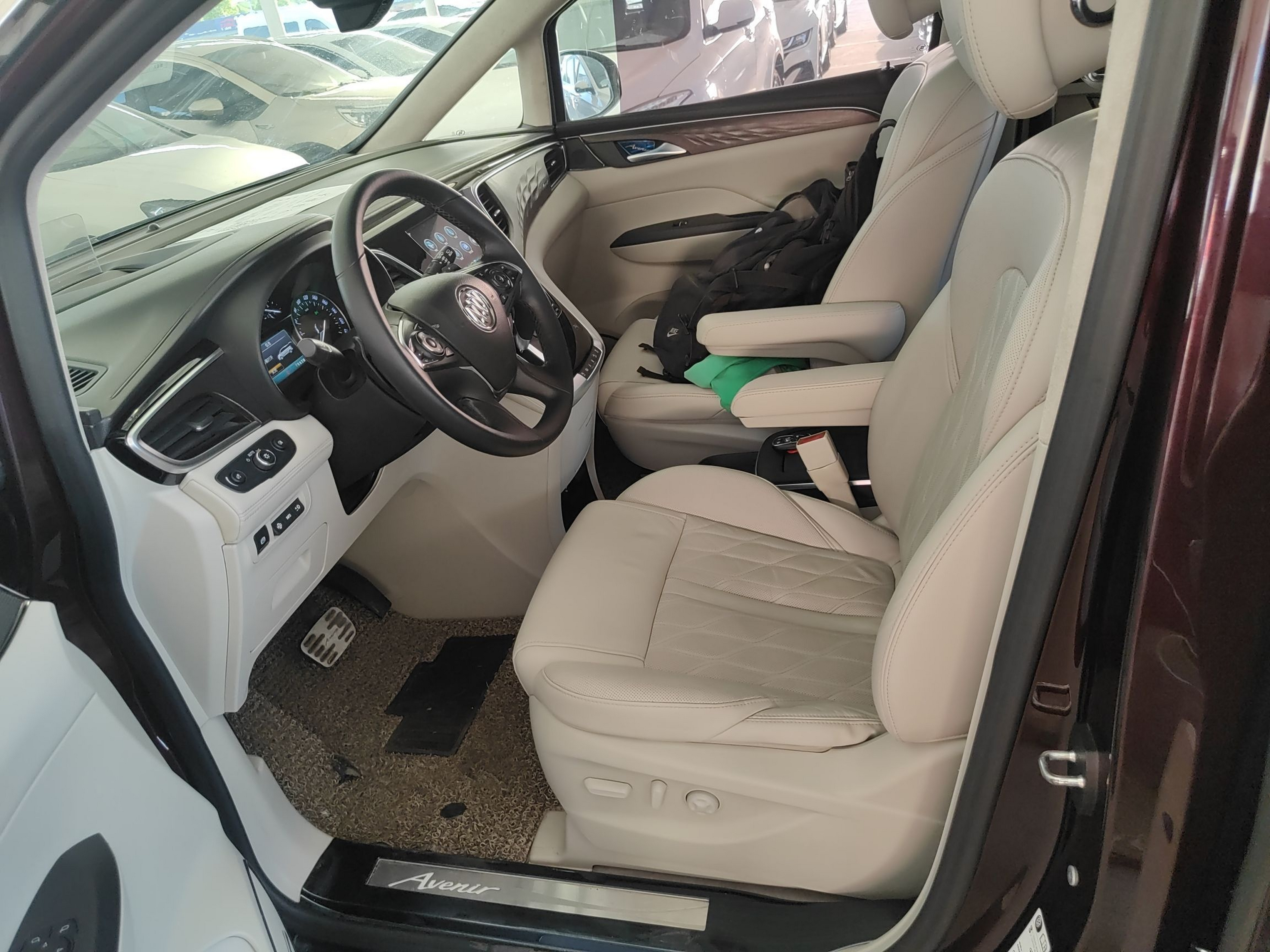 Переднее сиденье в автомобиле