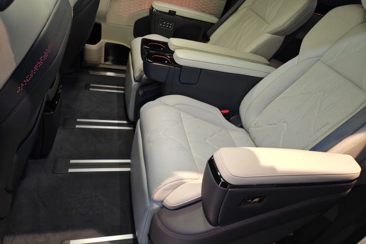 Used Zeekr 009 2024 Six-Seat Executive Version 4WD 108 kWh Left Rear Seat